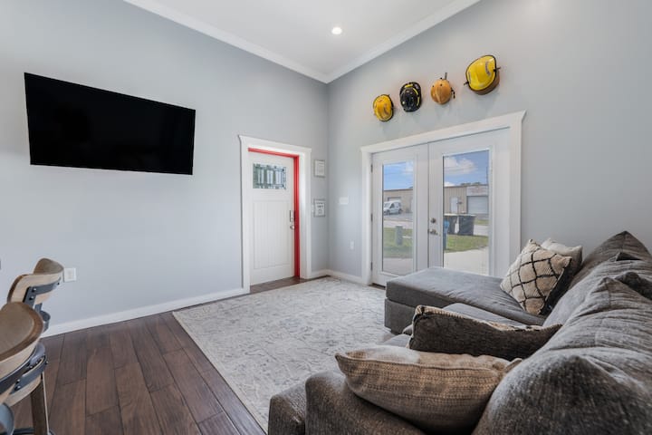 The Firehouse Suite | Hot Tub · Mhc · Pet Friendly - Morehead City, NC