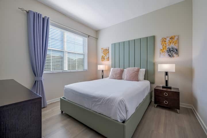 Dormitorio con una cama tamaño queen