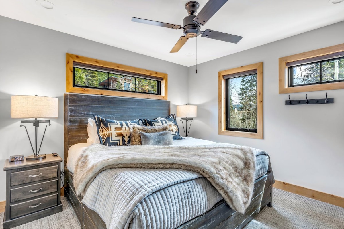 Įsitraukite į „King Suite“ apartamentus Nr. 1 su HDTV su transliavimo galimybėmis 