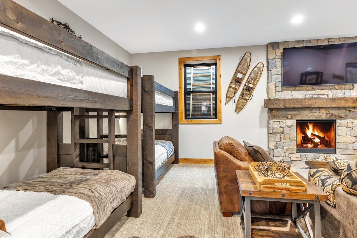 Grįžkite į žemesnio lygio vaikų apartamentus, kuriuose yra keturi dviviečiai gultai su prabangia patalyne ir čiužiniais, dvigulė sofa-miegamoji, dujinis židinys ir HDTV su transliacijos galimybėmis ir kabeline televizija, vonios kambarys ir didelė spinta. 