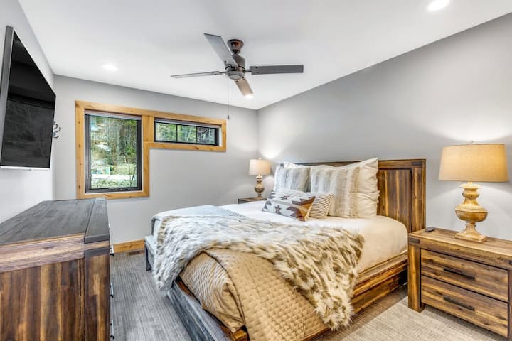 King Suite #2-də yayım imkanları və kabeli, böyük şkafı və dolabı, lüks çarpayısı və döşəkağıları olan HDTV də var.  