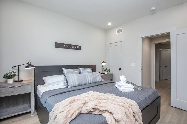 21 Bed Near Downtown Rooftop & Pool Table gallery image 3