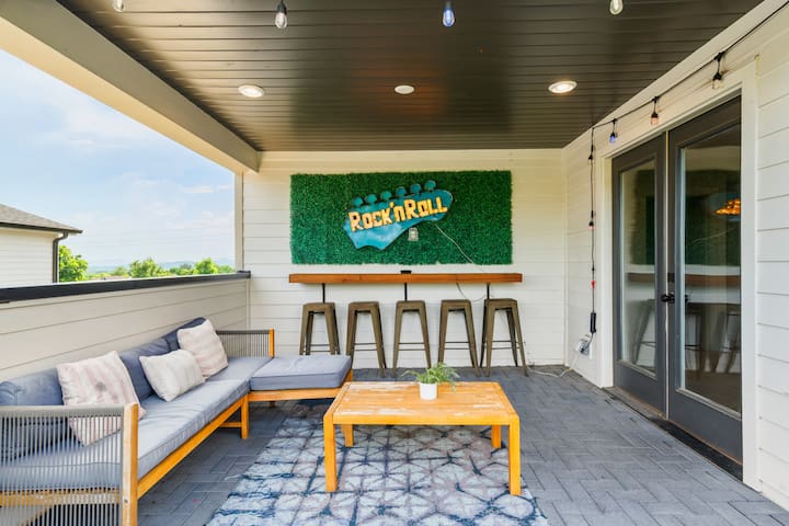 21 Bed Near Downtown Rooftop & Pool Table