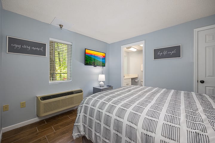 GBearfoot Lodge Gatlinburg Condo Bedroom 2