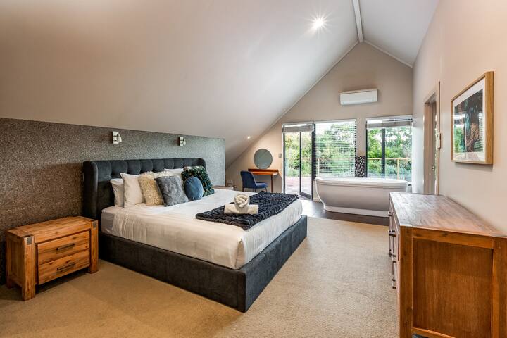 Trinder Retreat—Luxe Nature Escape + Alfresco Bath gallery image 3