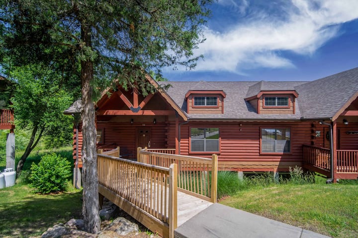 Peaceful Cabin With Screened-in Porch - Branson, MO