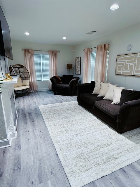 Top Airbnb: Family-Friendly 2BR Bungalow | Falcons • Concerts in Mozley Park