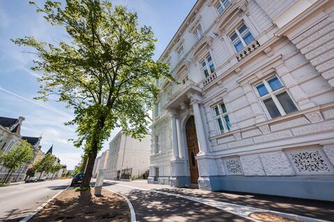Deluxe Apartment with parking and office next to