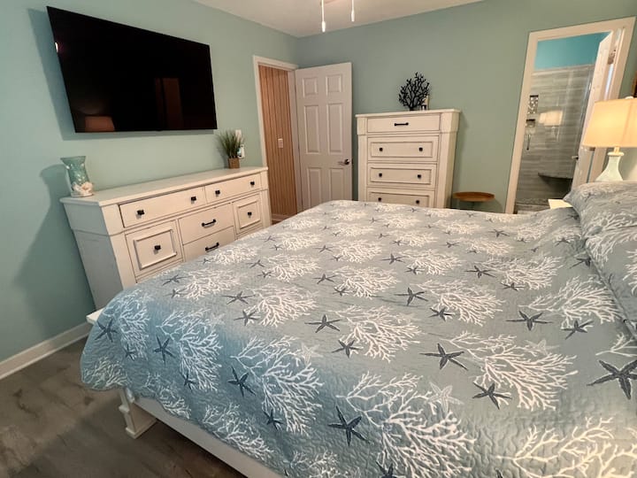 Main Master en Suite equipped with 55" OLED TV, SONOS speakers, Alexa enabled, Smart switches/screens
