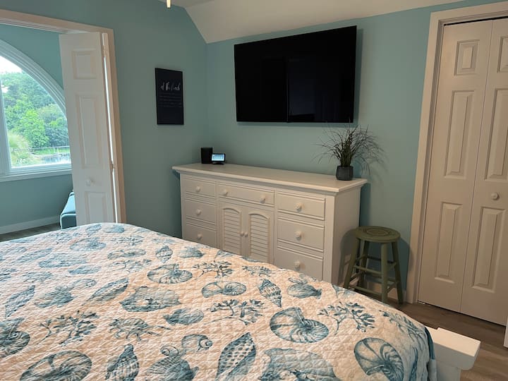 2nd Floor Master equipped with 55" OLED TV, SONOS, Alexa enabled, Smart switches/screens