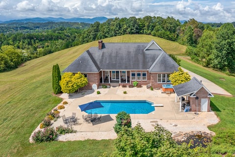 Luxury Getaway Home! Pool~HotTub~Sleeps18