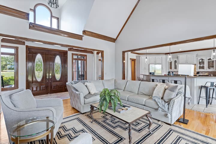 Hapësirat e lidhura të mbledhjes e bëjnë më të lehtë të kalosh kohë me të gjithë të dashurit e tu.