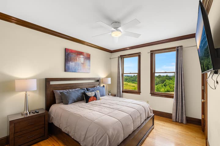 Krevatet në këtë ambient me qira janë prej pelushi, të rehatshme dhe krejt të reja.