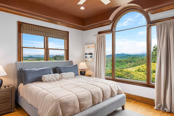 Dhomat e gjumit të zhytura në diell me pamje të pafundme do të lënë përshtypje të qëndrueshme për ty dhe të dashurit e tu.