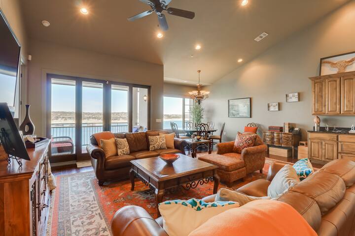 Top-Floor Lake-View Condo w/ Boat Dock Access gallery image 3