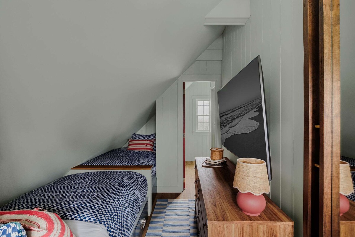 Dhoma e dytë e gjumit | Dy krevate dopio dhe zonë televizori | Kati i dytë