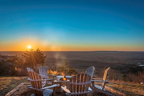 Gorgeous panoramic mountain views from the hot tub