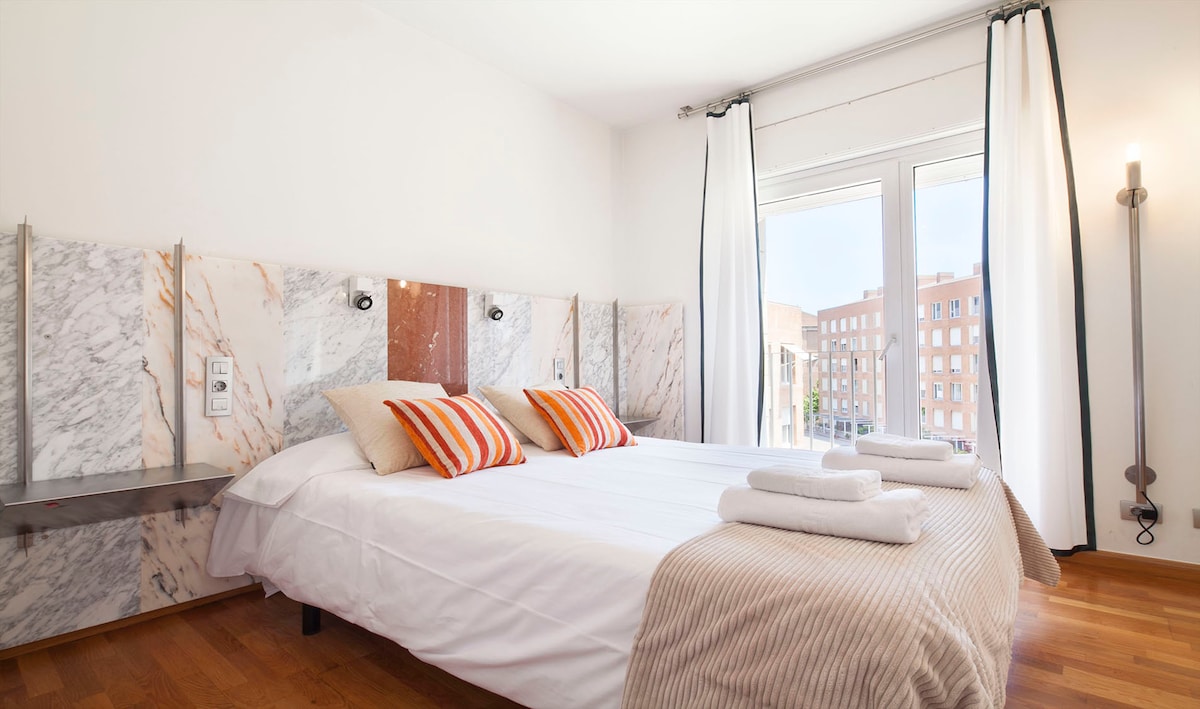 Popular Airbnb listing: Bright Apartment at Barcelona Port in La Vila Olímpica Del Poblenou