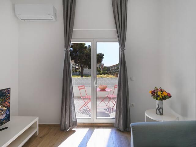 Athenian 2bdr apartment with sunny terrace