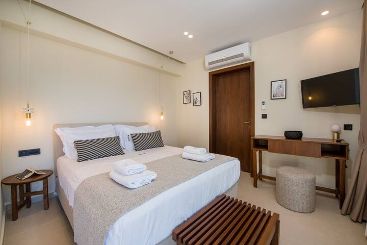 Almi-Cove Hilltop Villa II gallery image 2