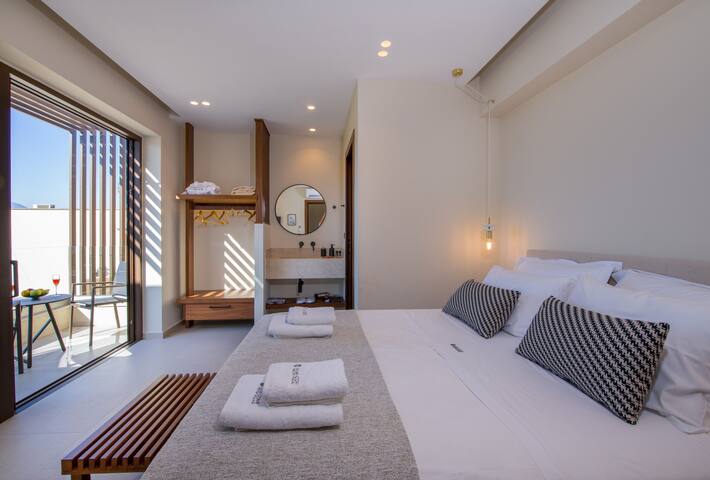 Almi-Cove Hilltop Villa II gallery image 5