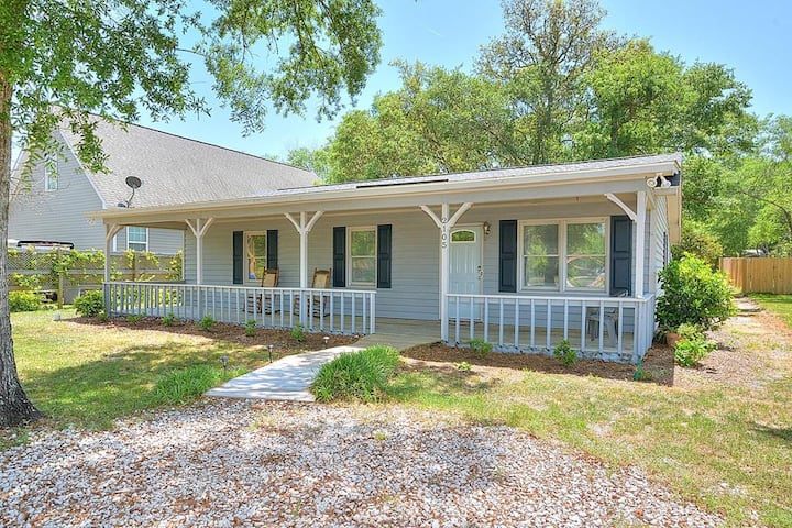 Barefoot Retreat: Family Getaway - Oak Island, NC