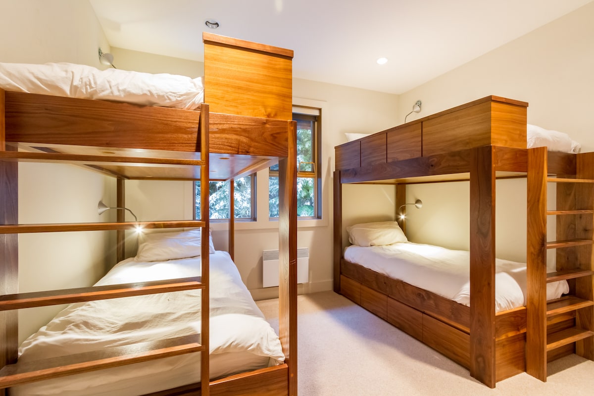 带4张双人床的双层床房间（上层）