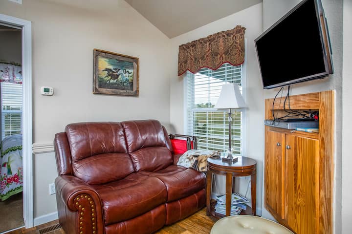 Blue Cottage | Close To Wineries | Peaceful - Texas