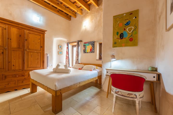 Habitación 2 con Cama de Matrimonio, Tocador, Balcón y Baño en Suite