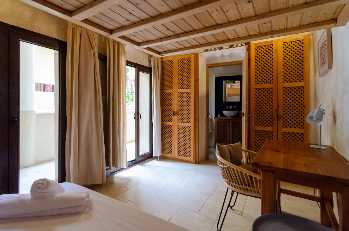 ห้อง 4 พร้อมห้องน้ำในตัว มีทางเข้าสู่ระเบียงและโต๊ะทำงาน