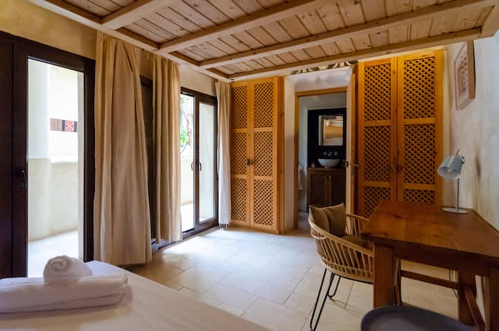 Habitación 4 con Baño en Suite, Acceso a Patio y Escritorio