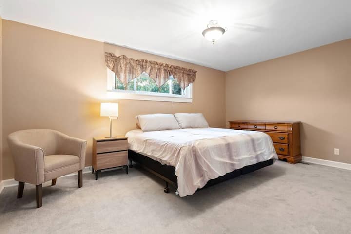 غرفة نوم أساسية ثانية مع حمام داخلي