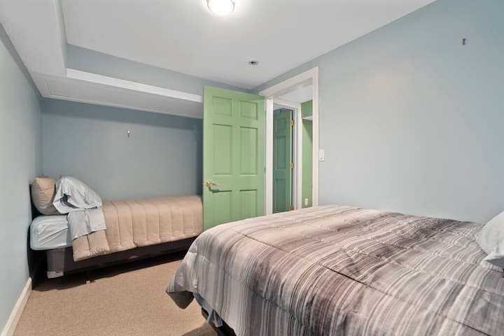 تقع غرفة النوم في الطابق السفلي، وسرير كامل وسرير مزدوج