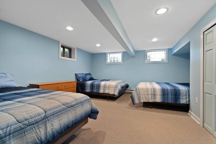 غرفة النوم الرابعة، تقع في الطابق السفلي مع ثلاثة أسرّة بحجم كوين