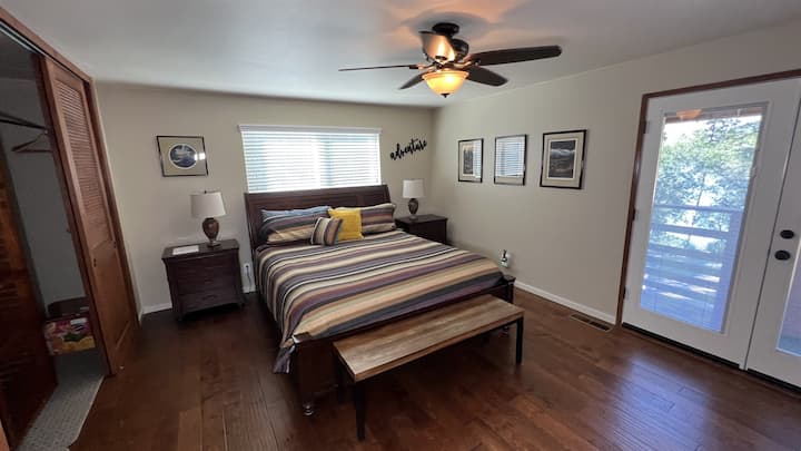 Მთავარი საძინებელი ცალკე აბაზანით.