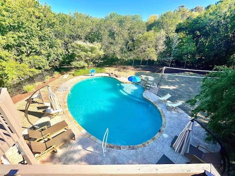 Southern Shores Private Oasis with Pool + Hot Tub