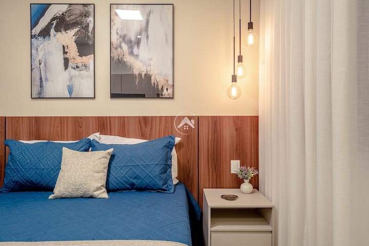 Აპარტამენტი (1) პენტჰაუსის პირველ სართულზე მოწყობილი საწოლით. Დეტალური ინფორმაცია დეკორში, რომელშიც მოცემულია საყოფაცხოვრებო პირობები.
