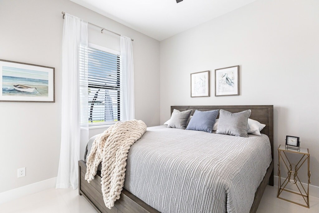 غرفة نوم حمام السباحة هي أيضًا حمام داخلي، وتتميز بسرير كبير وحمام خاص مع دش زجاجي