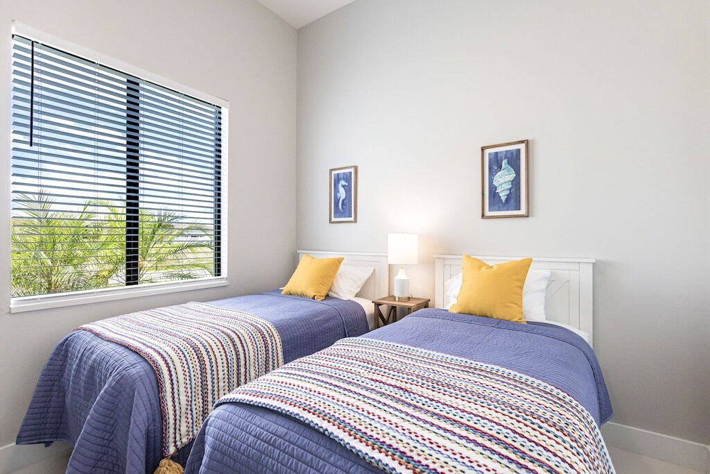 تحتوي غرفة النوم المزدوجة على سريرين مريحين، مثاليان للبالغين والأطفال على حد سواء!