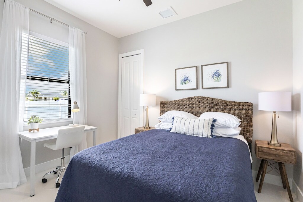 سرير كوين مريح ومساحة عمل هادئة