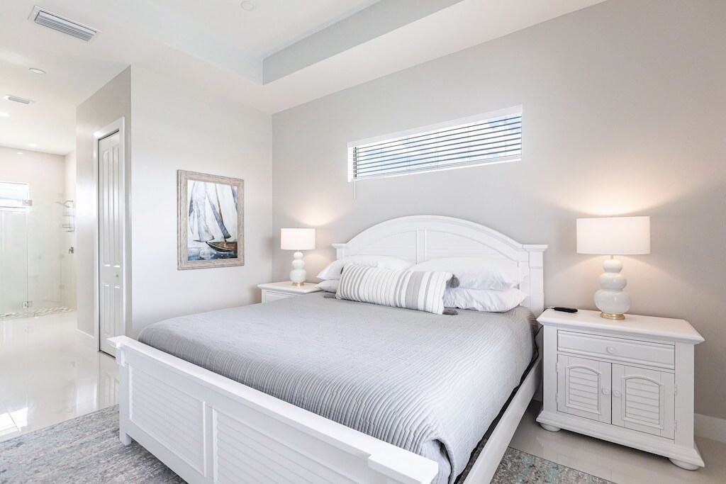 جناح أساسي واسع مع سرير مريح قابل للتعديل بحجم كينج