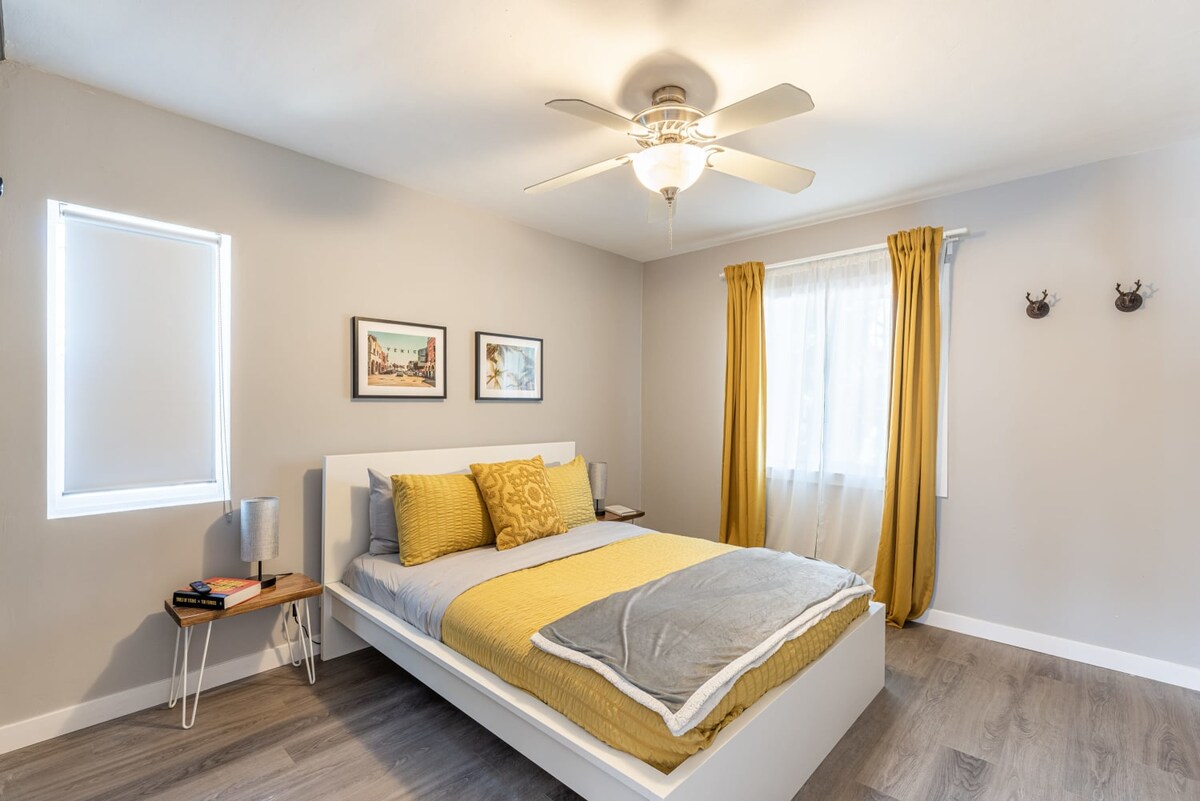 Chumba cha kulala kilichoteuliwa kwa starehe na kitanda cha povu la kumbukumbu cha ukubwa wa malkia na televisheni ya inchi 43 iliyojaa Netflix na huduma za utiririshaji