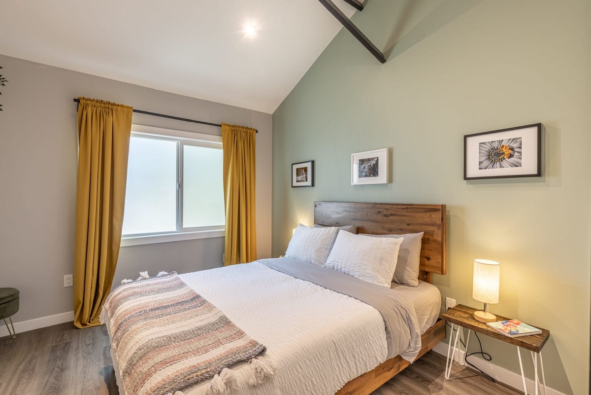 Chumba kizuri cha kulala kilicho na dari, kitanda cha ukubwa wa malkia, mapazia ya kuzima na televisheni ya inchi 43 kwa ajili ya starehe ya jioni