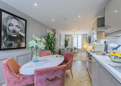 Ultra Modern: Luxury 1-Bed Serviced Apartment