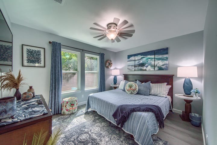 El dormitorio principal tiene una cama tamaño king