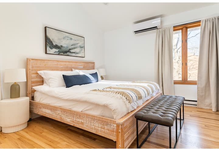 King bedroom with ensuite bathroom located on the second floor