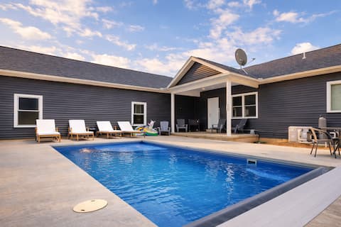 Serenity on Siverly: Outdoor pool and amazing view