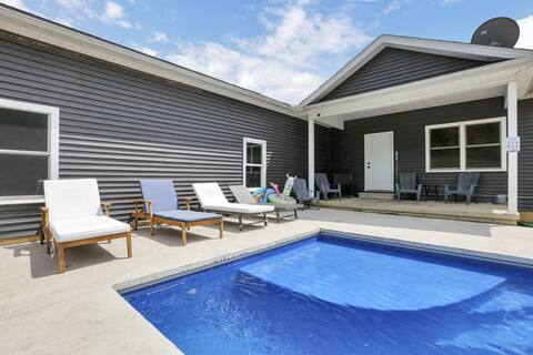 Serenity on Siverly: Outdoor pool and amazing view