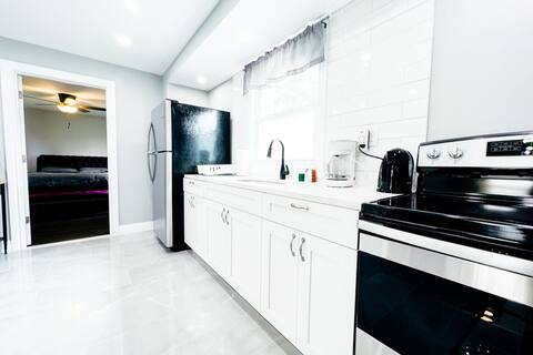 Ashland Manor-Spacious 7BR complex near the Falls!