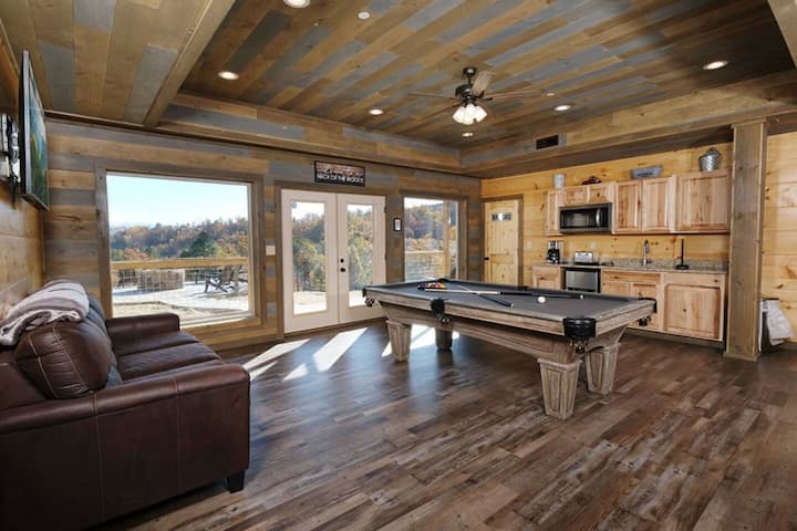 Mesa de billar y sofá cama en el sótano.  Tenemos una vista hermosa desde el sótano.